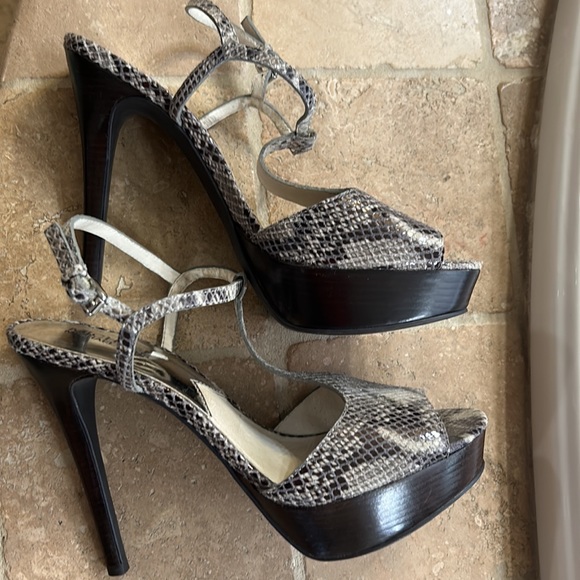 Excellent condition; worn once ; - Picture 7 of 7